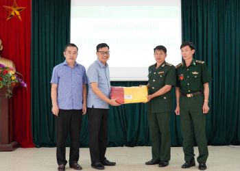 VINAPACO trao Cờ Tổ quốc và tặng quà Đồn biên phòng Lũng Cú, tỉnh Hà Giang