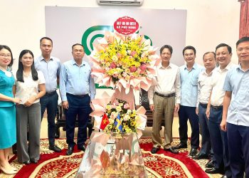 Bí thư xã Phù Ninh cùng các ban ngành chúc mừng Tổng công ty Giấy Việt Nam nhân Ngày Doanh nhân Việt Nam