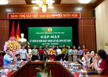 Công đoàn Tổng công ty Giấy Việt Nam tổ chức gặp mặt kỷ niệm Ngày Phụ nữ Việt Nam 20/10 và nghe nói chuyện chuyên đề