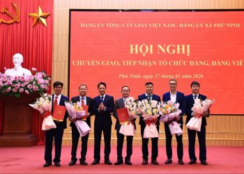 Hội nghị chuyển giao, tiếp nhận tổ chức cơ sở Đảng trực thuộc Đảng ủy Tổng công ty Giấy Việt Nam về Đảng ủy xã Phù Ninh